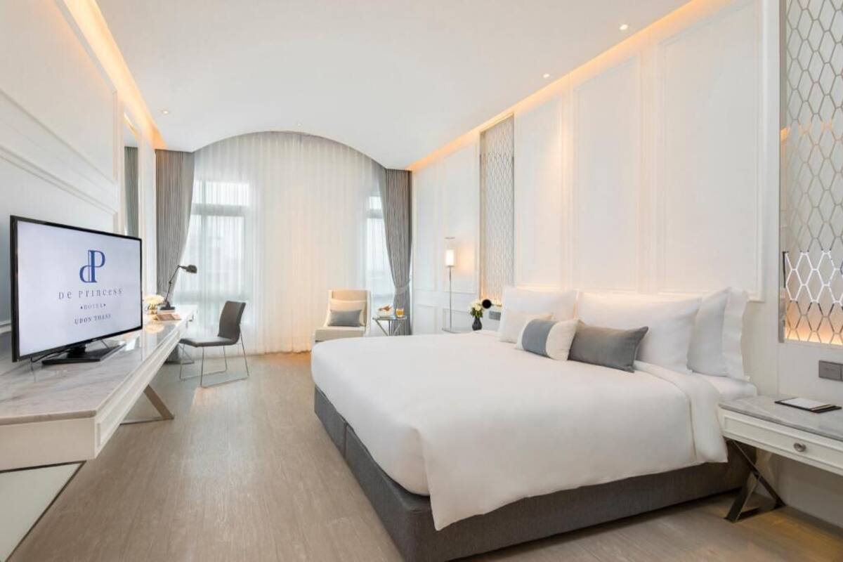 Peralatan tempat tidur premium, bar mini, peti besi dalam bilik, meja 