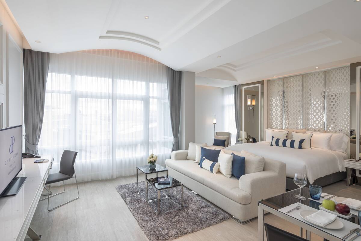 Sapphire Suite  | Peralatan tempat tidur premium, bar mini, peti besi dalam bilik, meja 