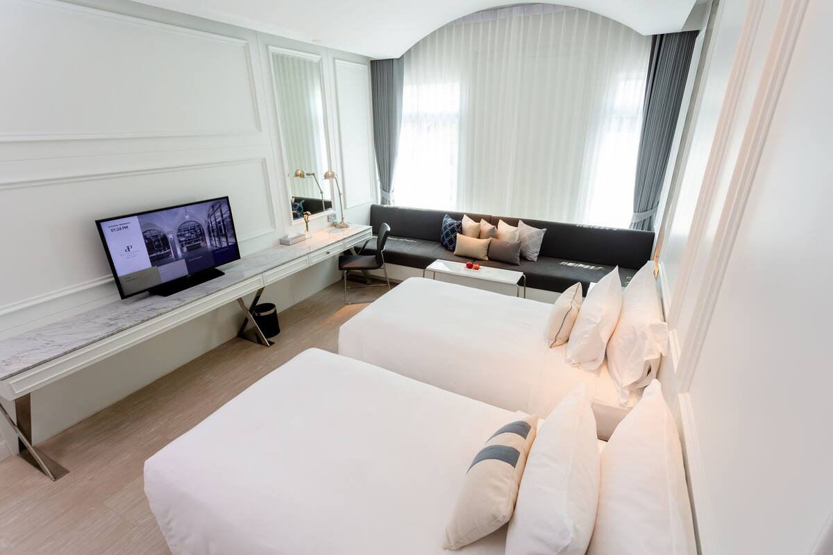 Deluxe Twin Room | Peralatan tempat tidur premium, bar mini, peti besi dalam bilik, meja 