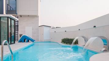 Una piscina al aire libre