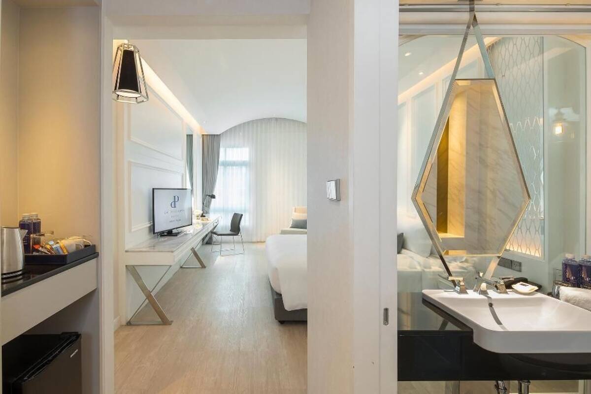 Peralatan tempat tidur premium, bar mini, peti besi dalam bilik, meja 
