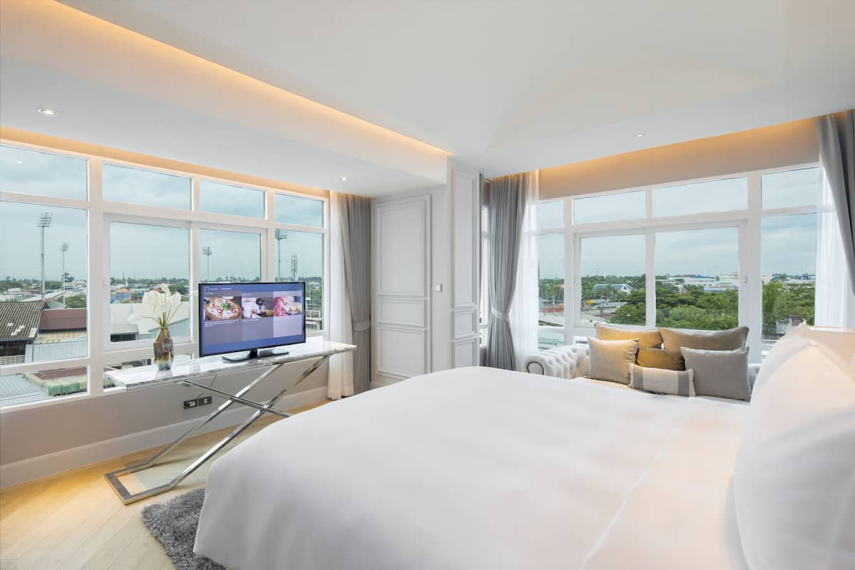 prestige suite | 1 bedroom, premium bedding, minibar, in-room safe