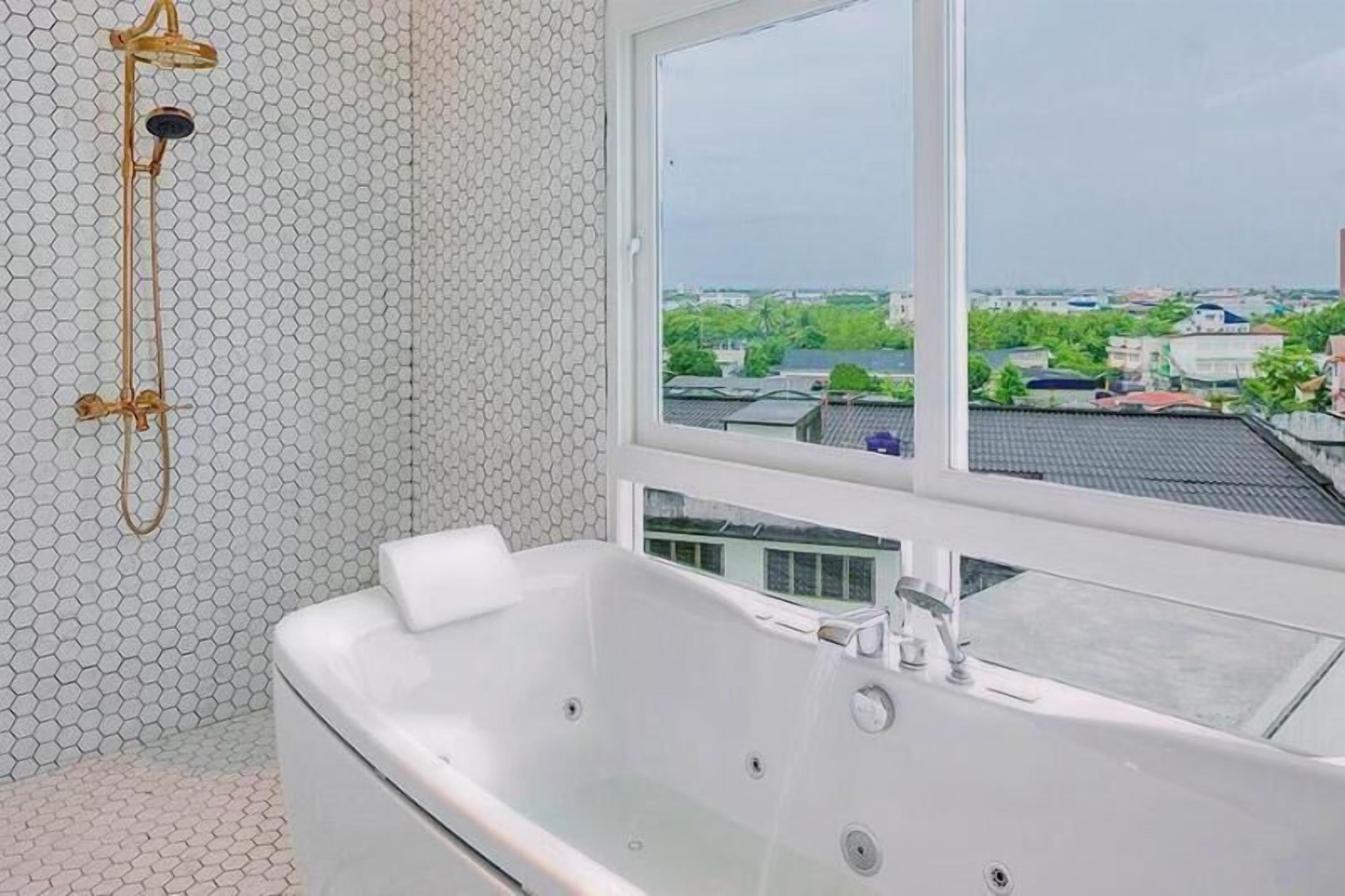 Bathroom | Free toiletries, hair dryer, bathrobes, slippers