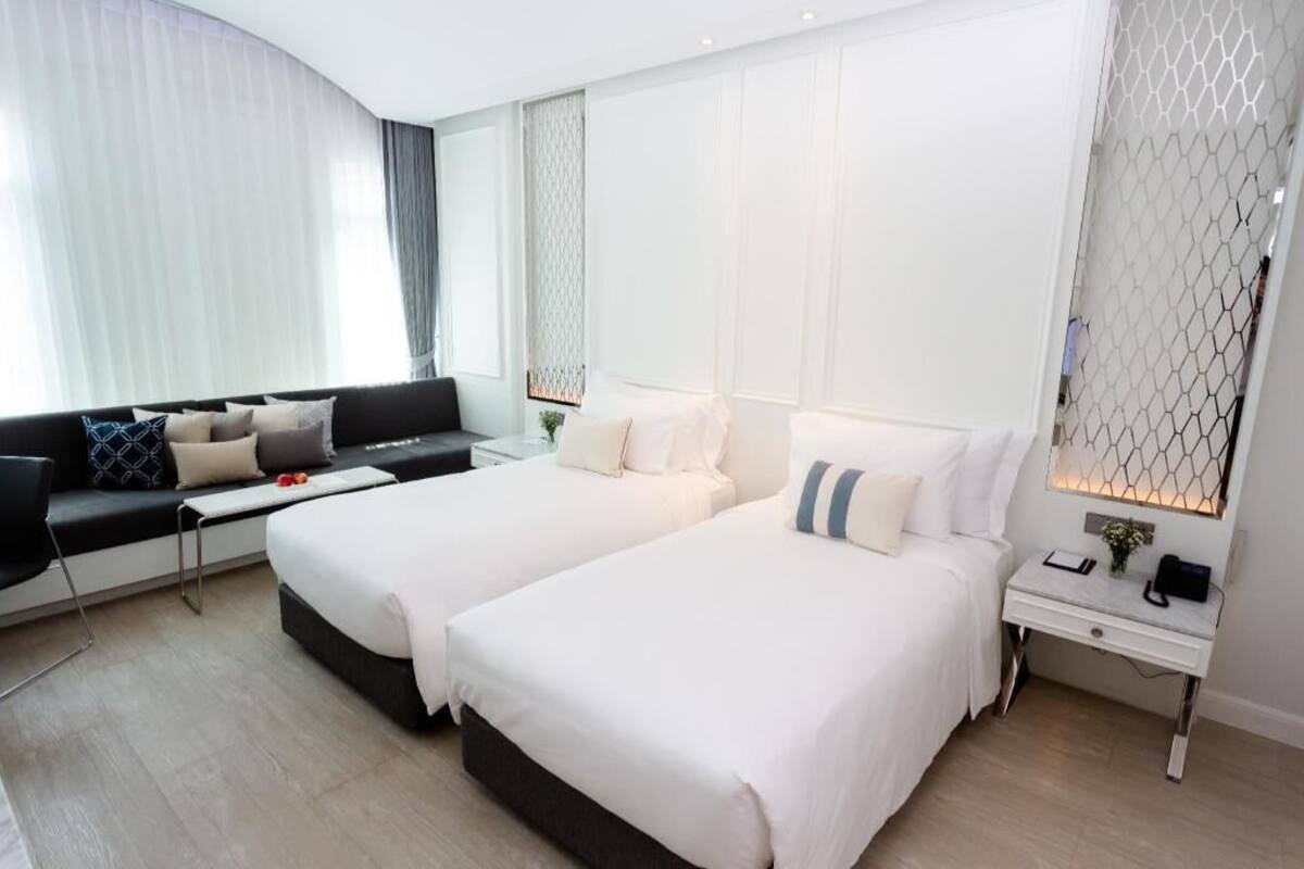 Peralatan tempat tidur premium, bar mini, peti besi dalam bilik, meja 