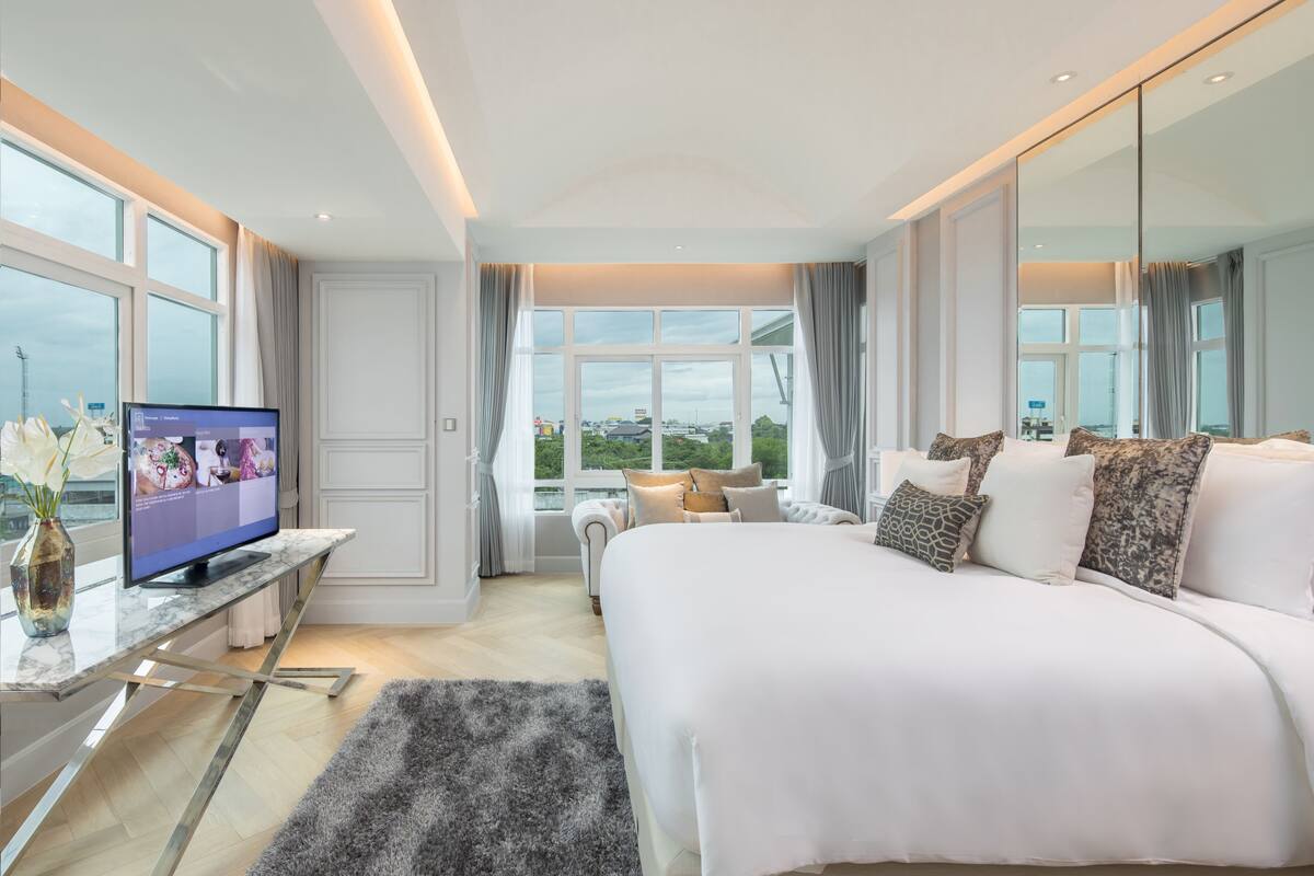 Peralatan tempat tidur premium, bar mini, peti besi dalam bilik, meja 