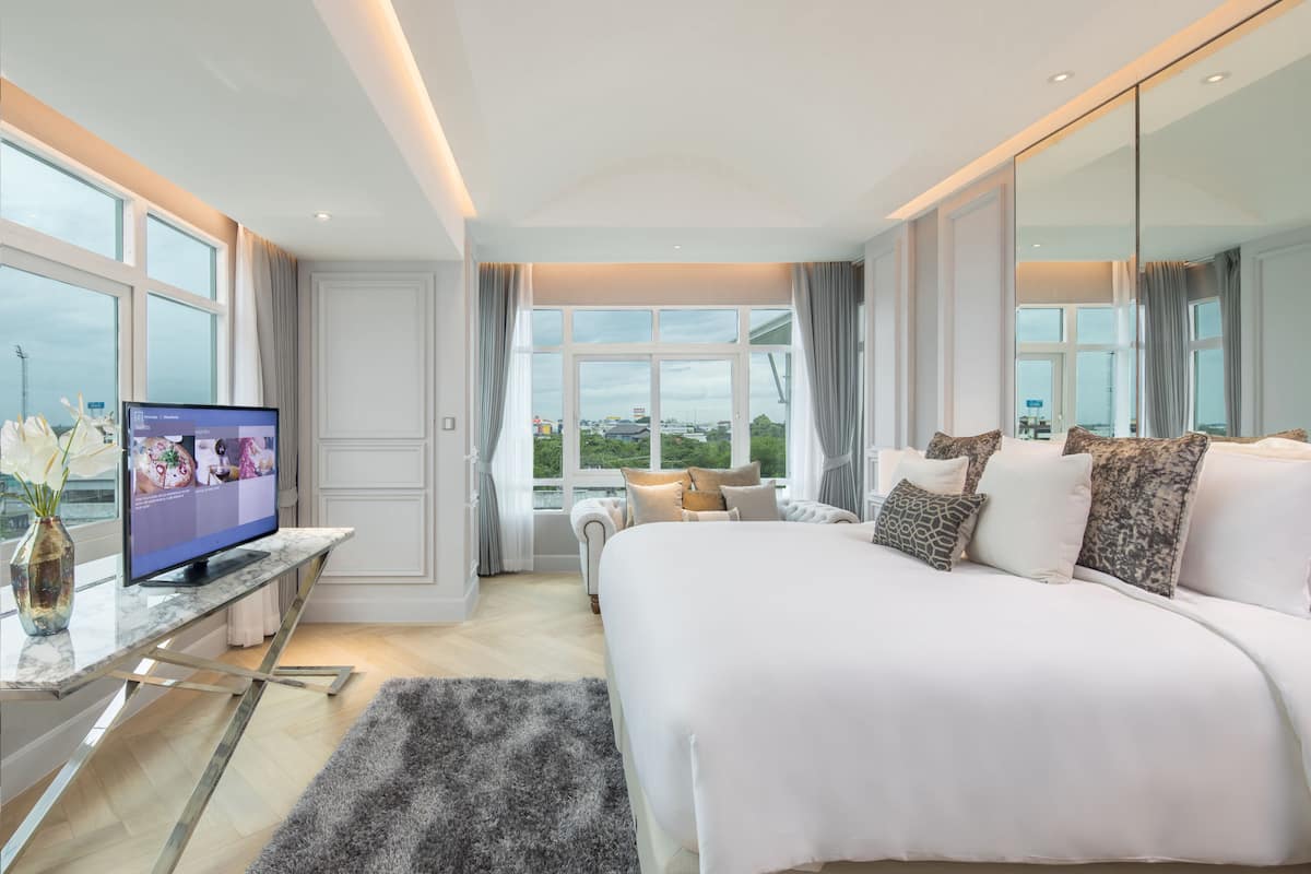 Premium bedding, minibar, in-room safe, desk