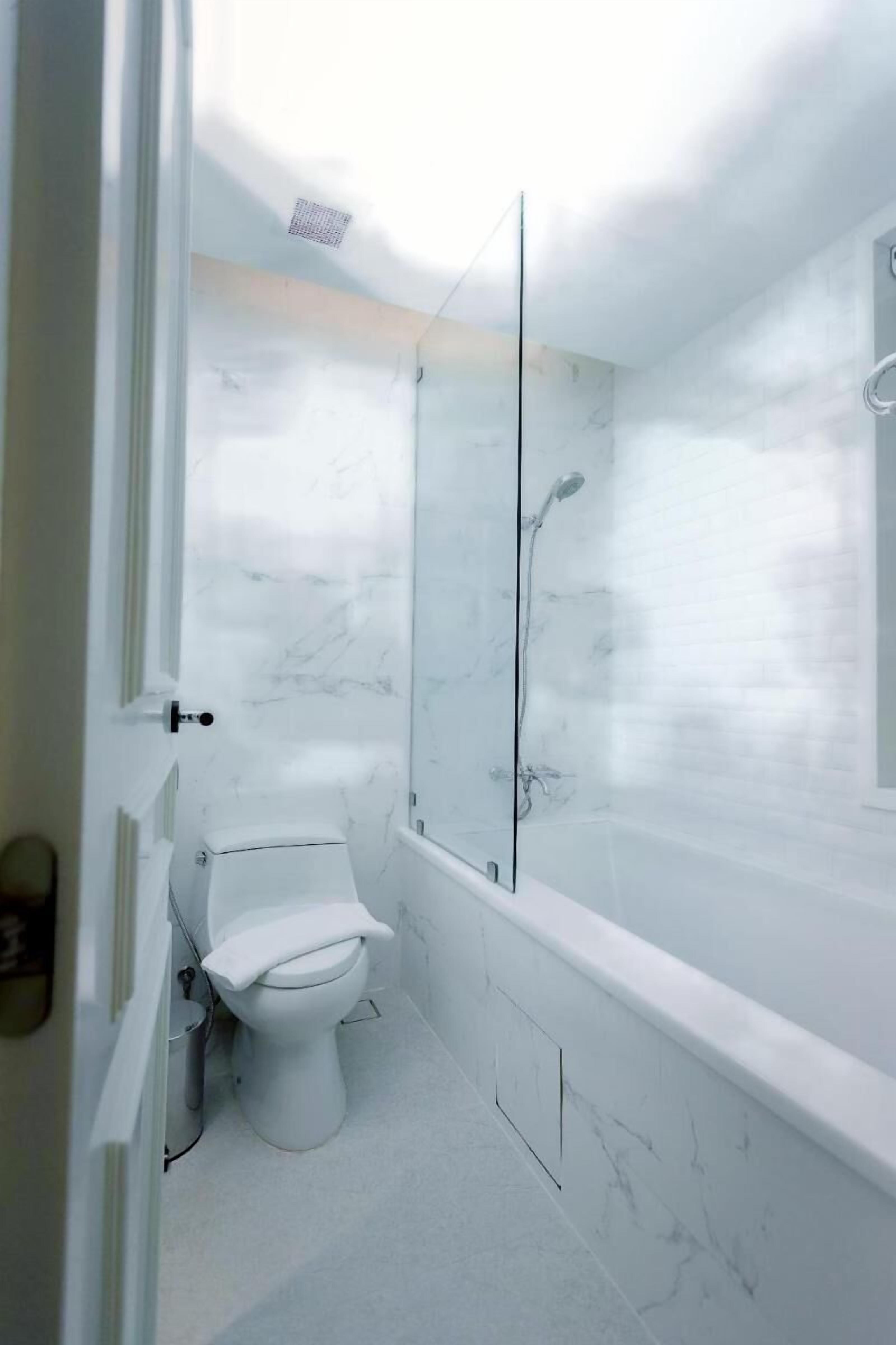 Bathroom | Free toiletries, hair dryer, bathrobes, slippers