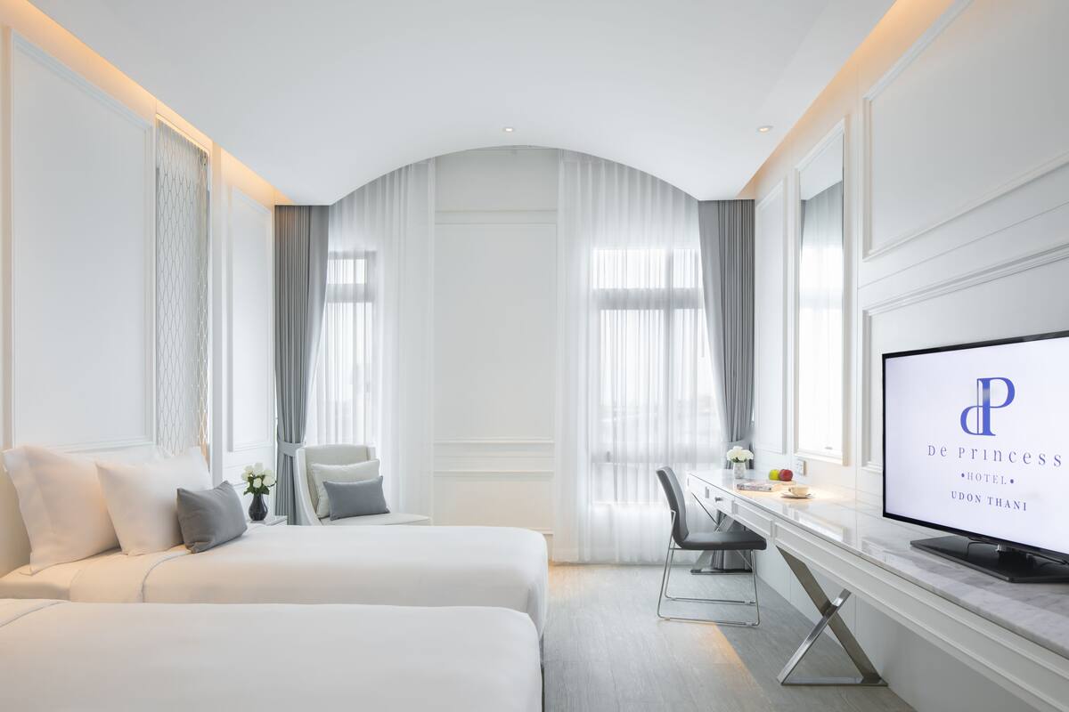 Superior Twin Room | Peralatan tempat tidur premium, bar mini, peti besi dalam bilik, meja 
