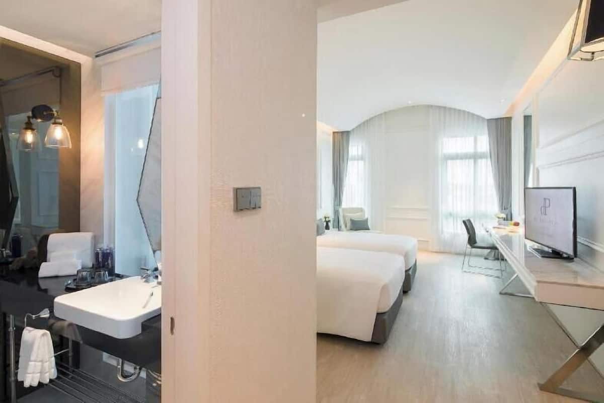 Premium bedding, minibar, in-room safe, desk