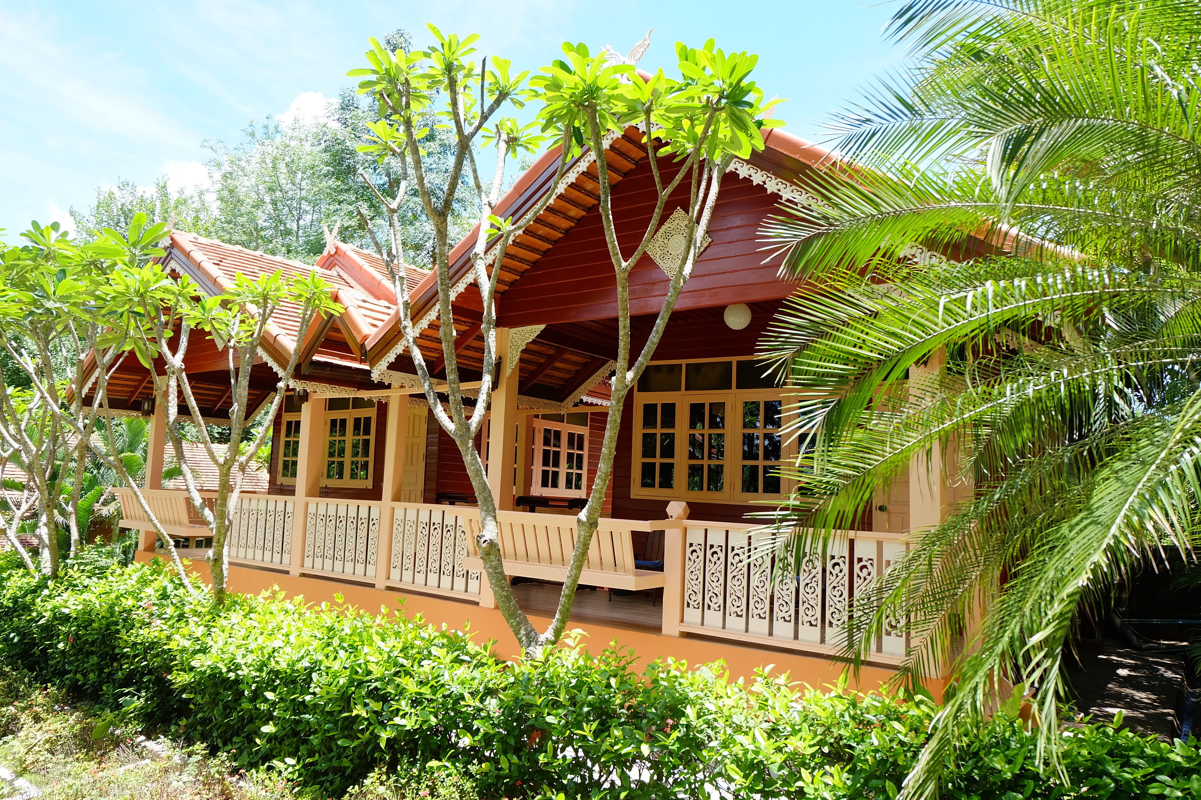 Garden Bungalow with Shared Porch and River View  | Terrace/patio