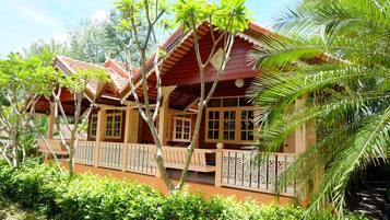 Garden Bungalow with Shared Porch and River View | Terrace/patio