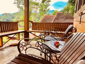 Private Bungalow with River View | Utsikt mot trädgården