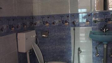 Quarto casal básico | Banheiro | Chuveiro, produtos de toalete grátis