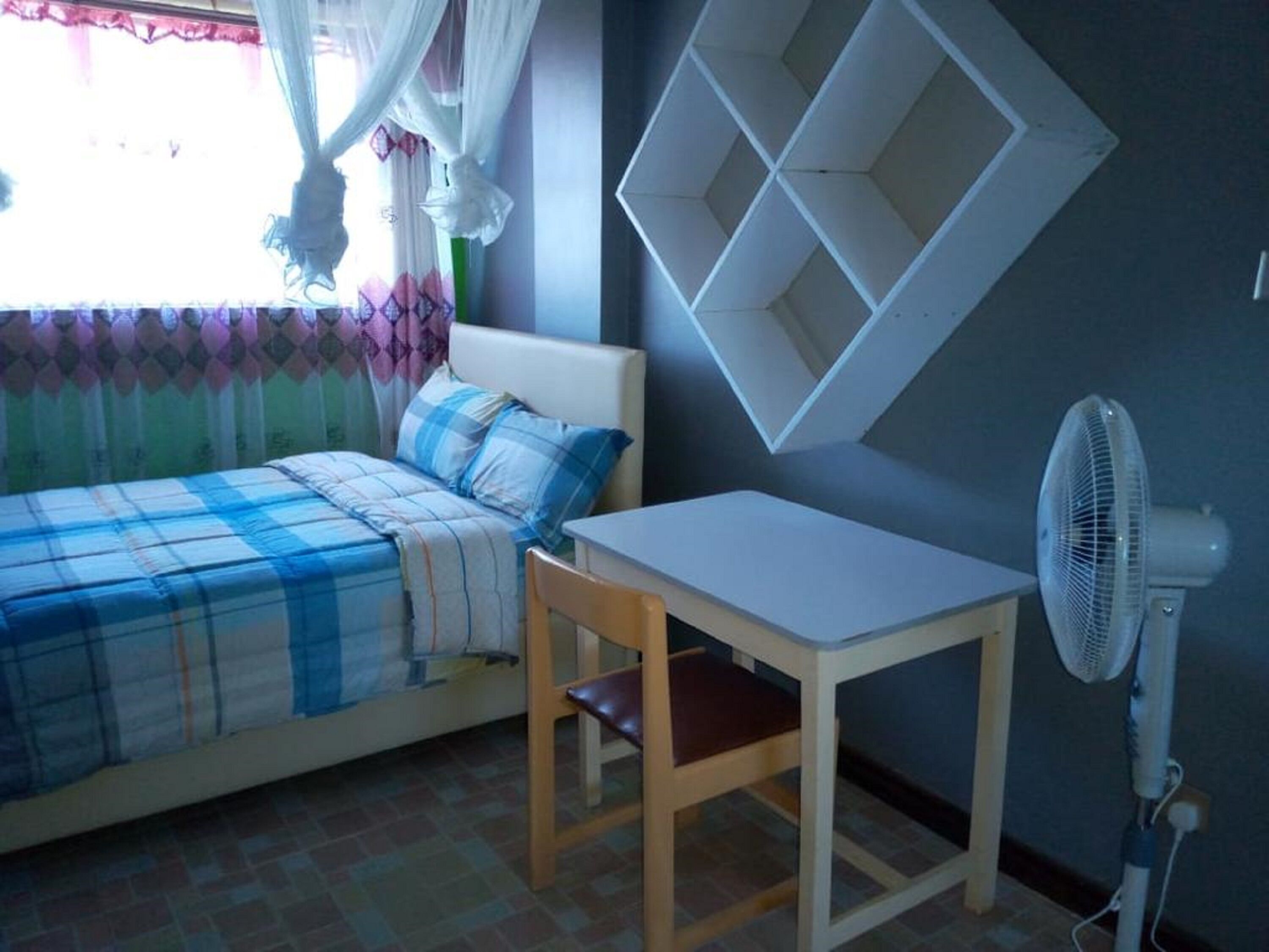Escritorio, tabla de planchar con plancha, wifi gratis y ropa de cama 