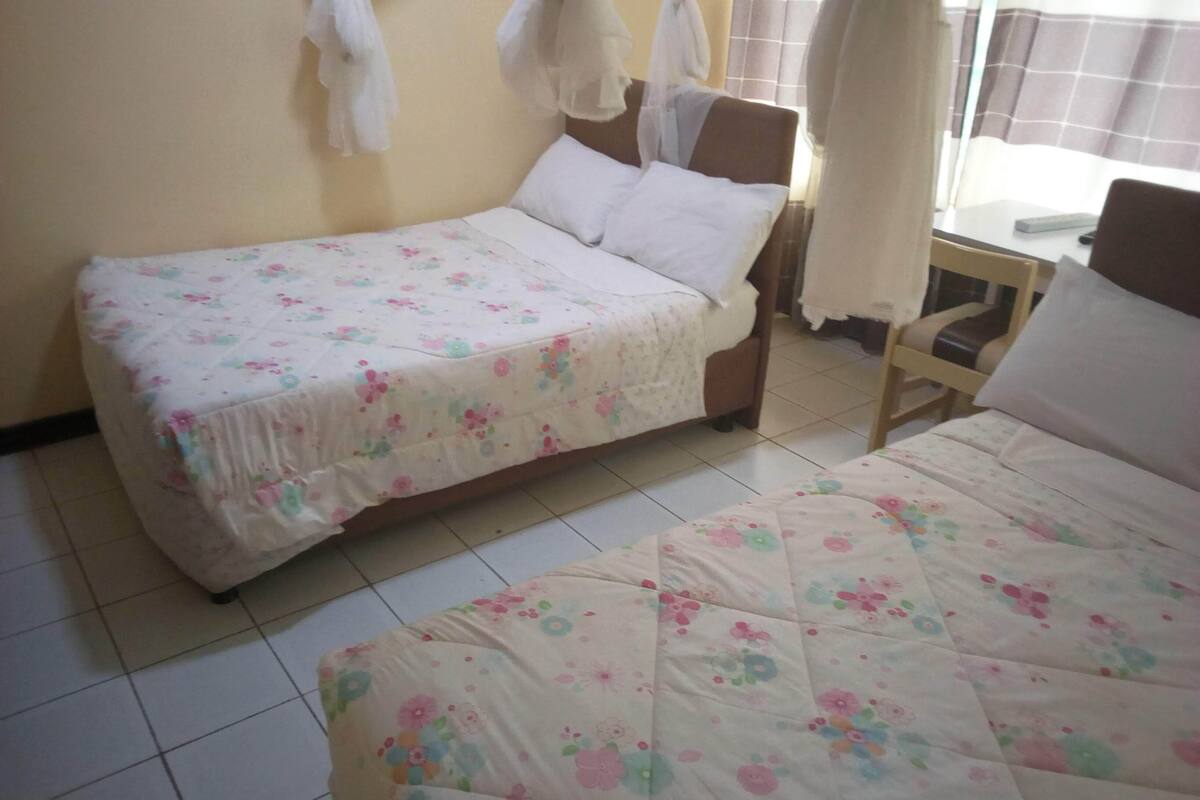 Twin kamer | Een bureau, een strijkplank/strijkijzer, gratis wifi, beddengoed
