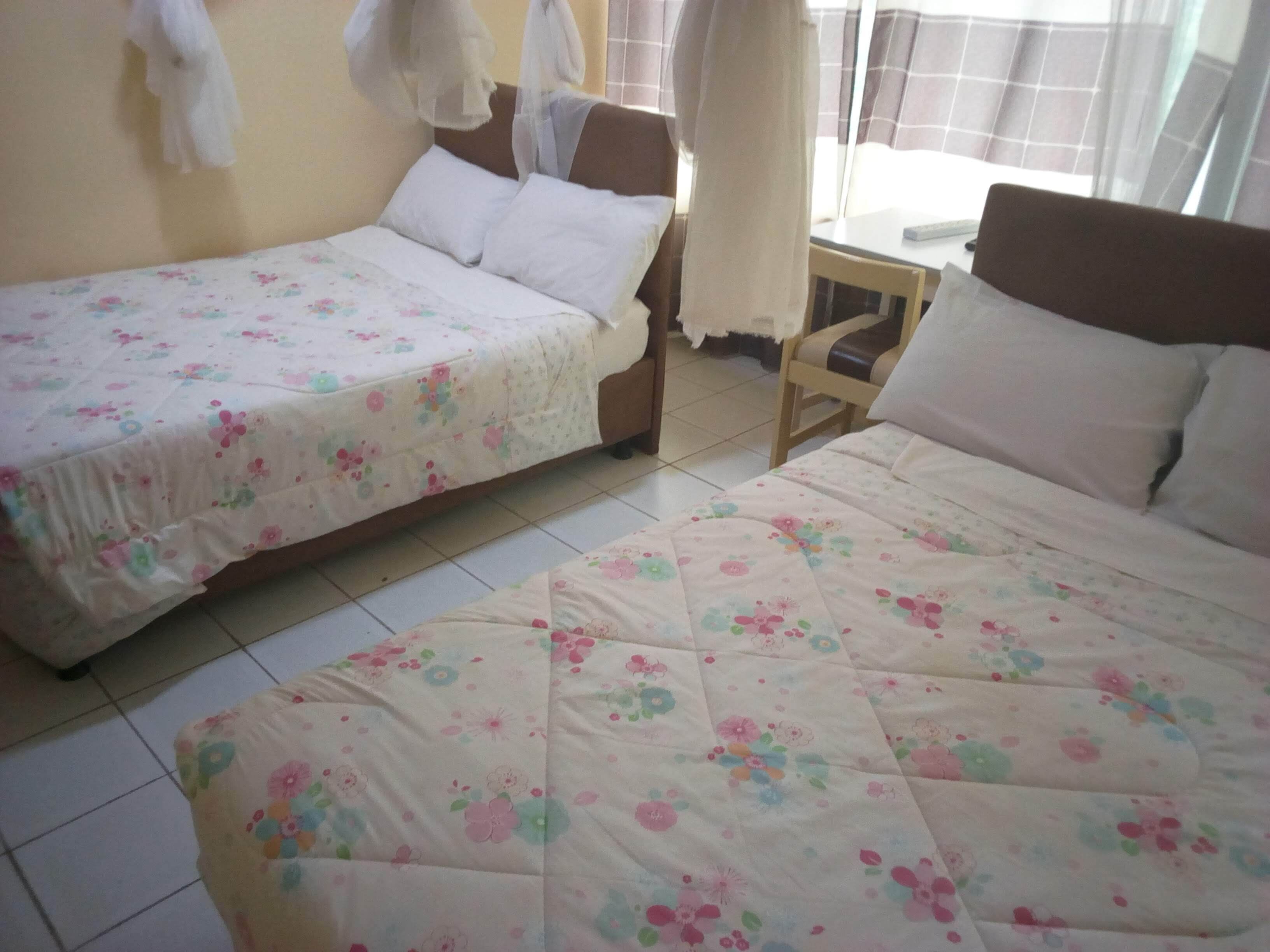 Escritorio, tabla de planchar con plancha, wifi gratis y ropa de cama 