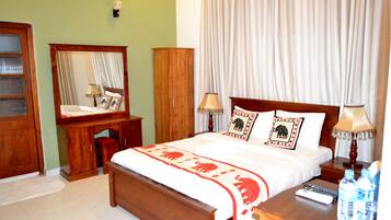 Habitación doble Deluxe, 1 cama Queen size, baño privado, vista al jardín | Servicios de la habitación