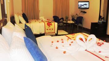 Standard fyrbÀddsrum - 2 dubbelsÀngar - privat badrum - utsikt mot trÀdgÄrden | Minibar, vÀrdeförvaringsskÄp pÄ rummet, skrivbord och ljudisolering