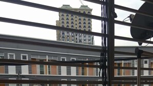 Vista de un estacionamiento con un edificio al fondo.