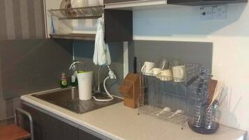 Estudio Premium, 1 cama Queen size | Cocineta privada | Refrigerador con congelador, microondas y parrilla de estufa