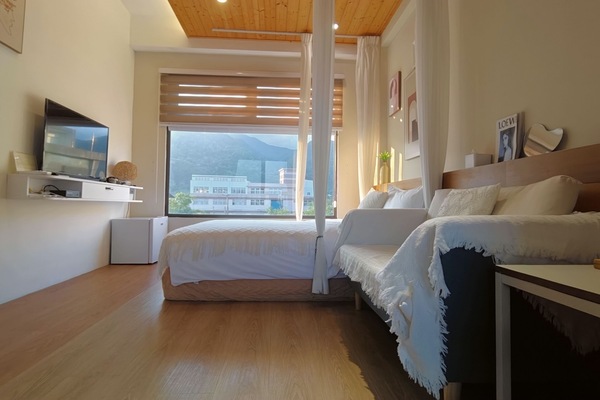 Deluxe Double Room, 1 Bedroom, Lanai, Mountain View (Do not allow 0-7yrs child check-in) | 1 bedroom, blackout drapes, soundproofing, WiFi (free)