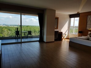 Familiesuite, 2 soverom, røyk, massasjebadekar | Utsikt fra rommet