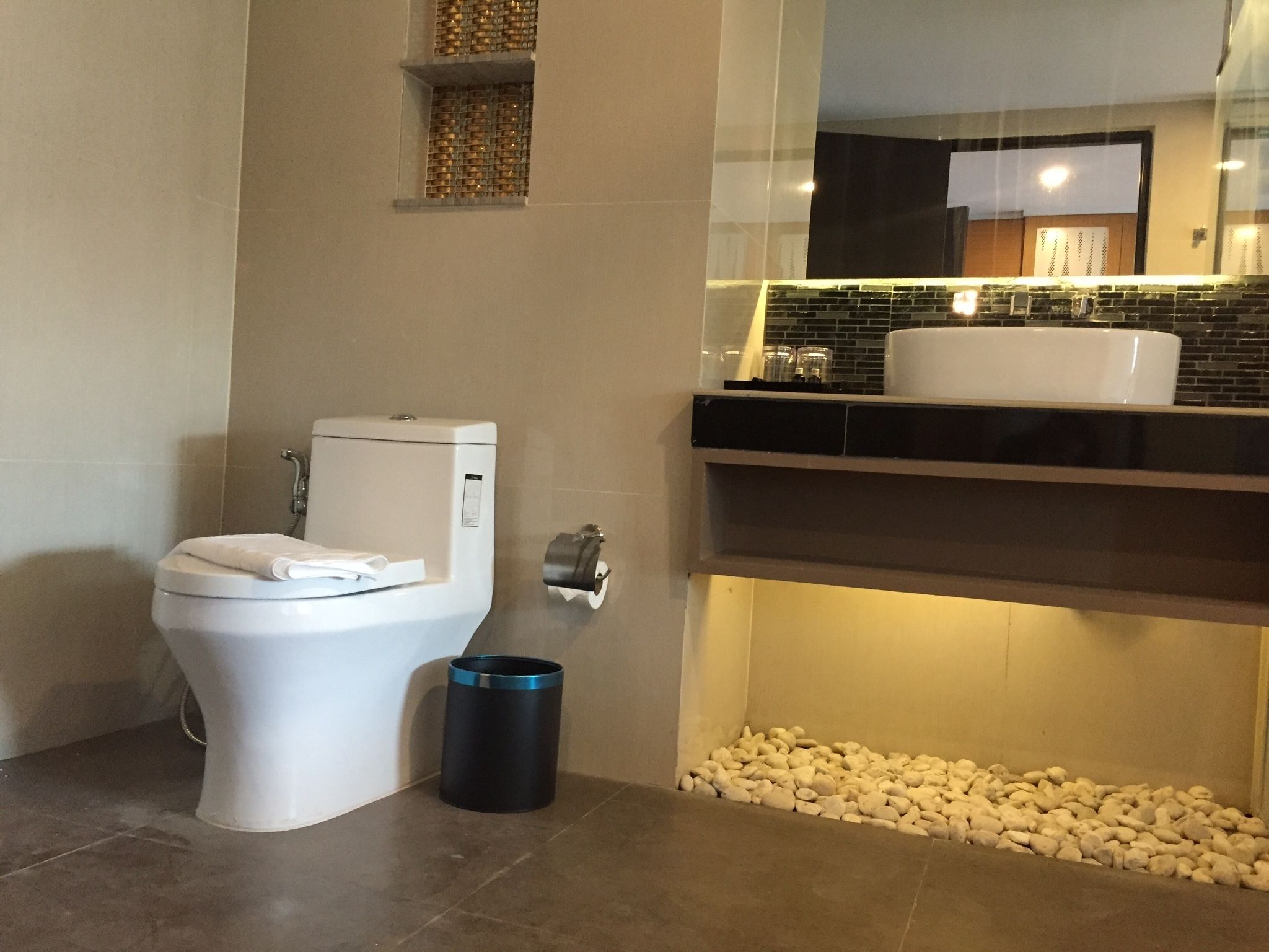 superior double room | bathroom | shower, free toiletries, hair dryer