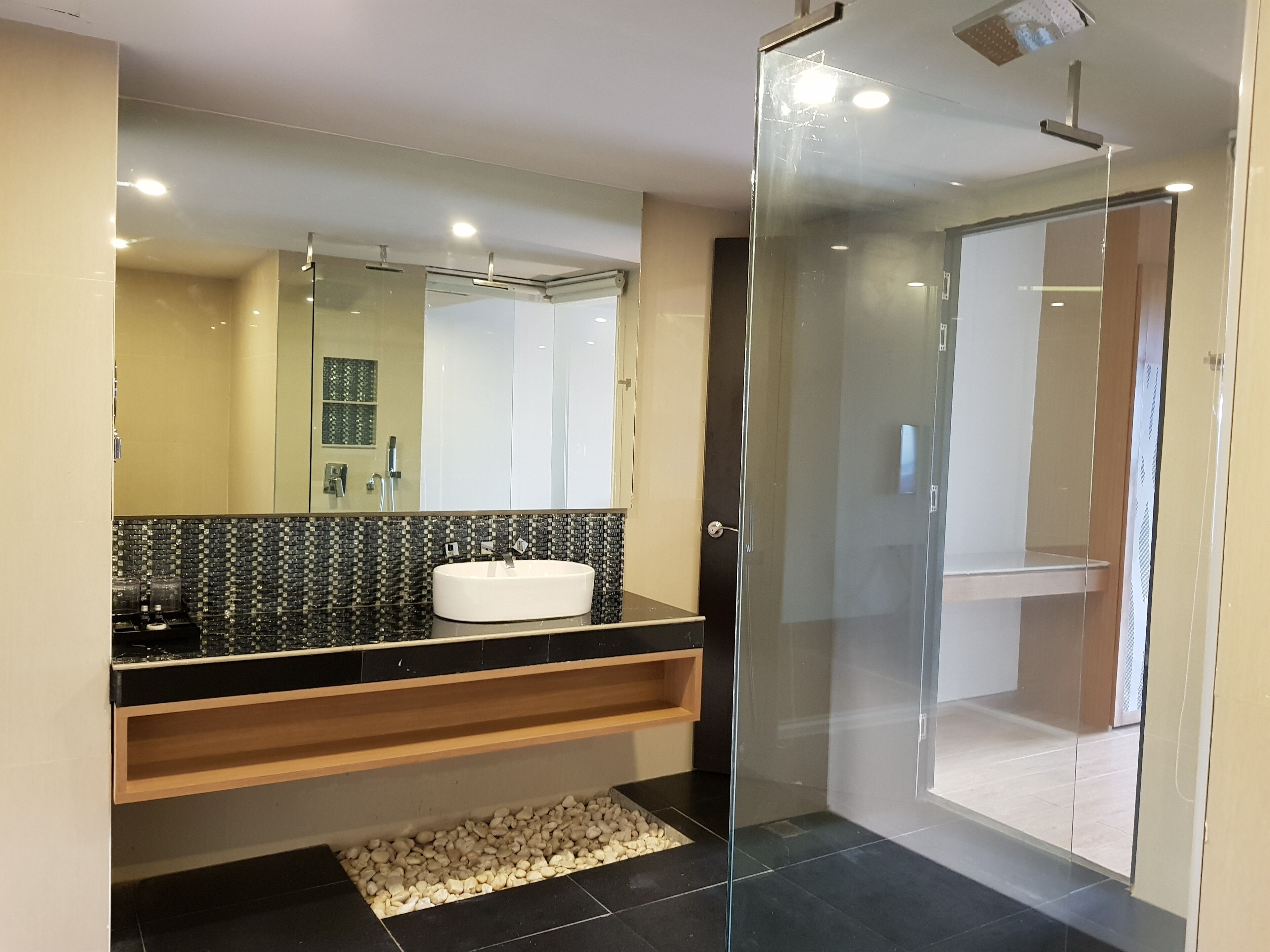 junior suite room | minibar, in-room safe, rollaway beds, free wifi