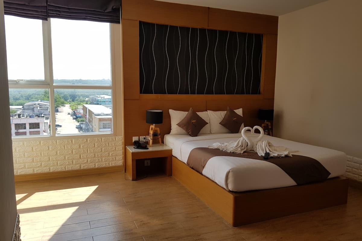 family suite, 2 bedrooms, smoking, jetted tub | minibar, in-room safe, rollaway beds, free wifi