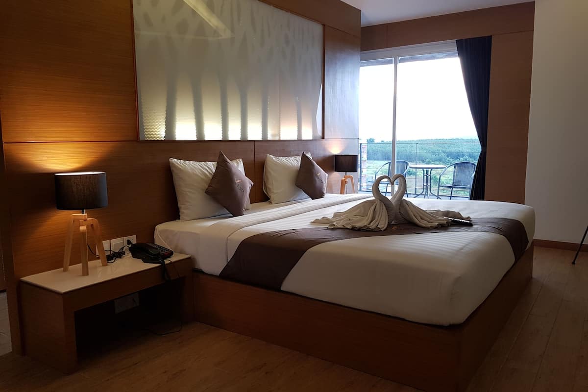 junior suite room | minibar, in-room safe, rollaway beds, free wifi