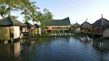 Melayani sarapan, makan siang, makan malam; dengan pemandangan taman