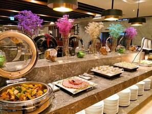 Free daily local cuisine breakfast  - Full Kind Hotel (Hualien City)