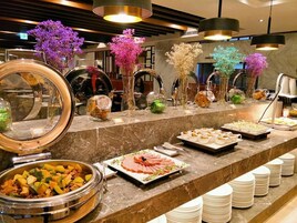 Café da manhã com pratos da culinária local grátis todos os dias