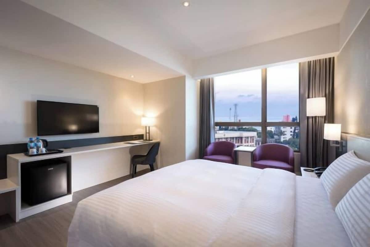 Bureau, espace de travail pour ordinateur portable, rideaux occultants