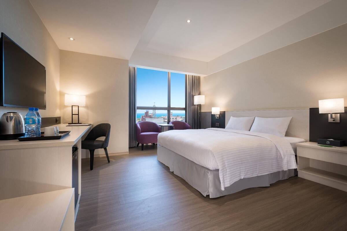 Schreibtisch, laptopgeeigneter Arbeitsplatz, Verdunkelungsvorhänge