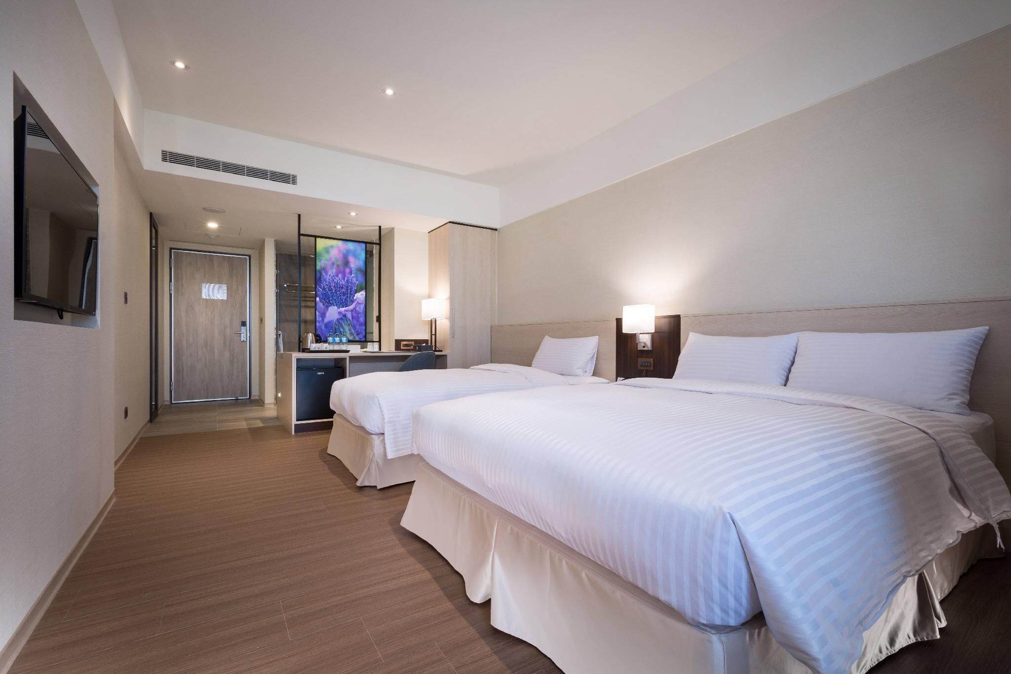 办公桌、笔记本电脑工作区、遮光窗帘、隔音