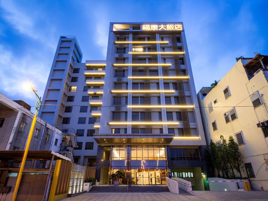 Voorkant accommodatie - avond/nacht