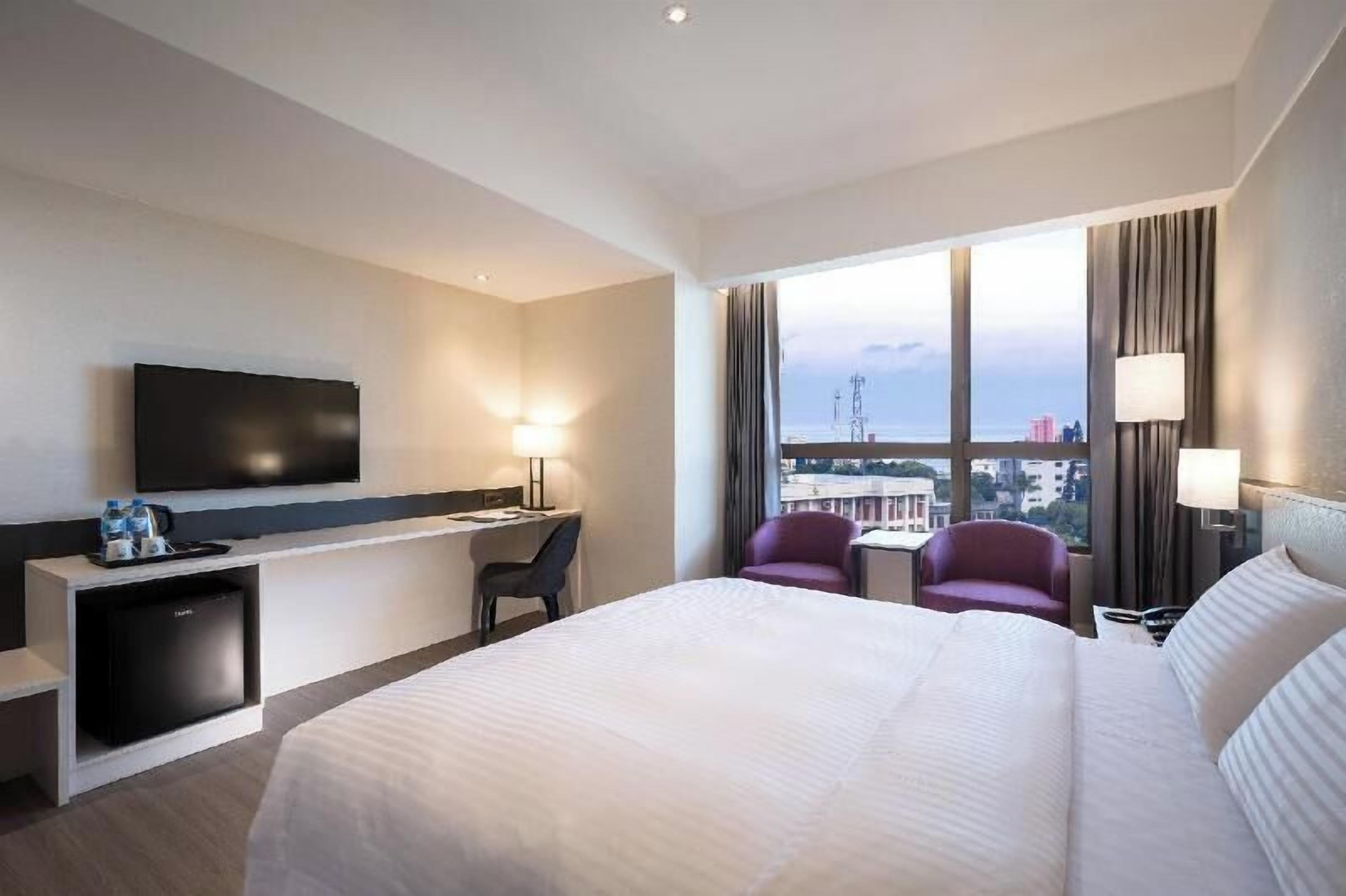 办公桌、笔记本电脑工作区、遮光窗帘、隔音