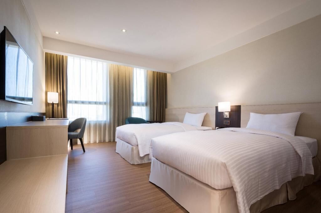  办公桌、笔记本电脑工作区、遮光窗帘、隔音