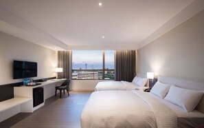 Family Quadruple Room, 2 Double Beds, Bathtub | Desk, laptop workspace, blackout drapes, soundproofing - Full Kind Hotel (Hualien City)