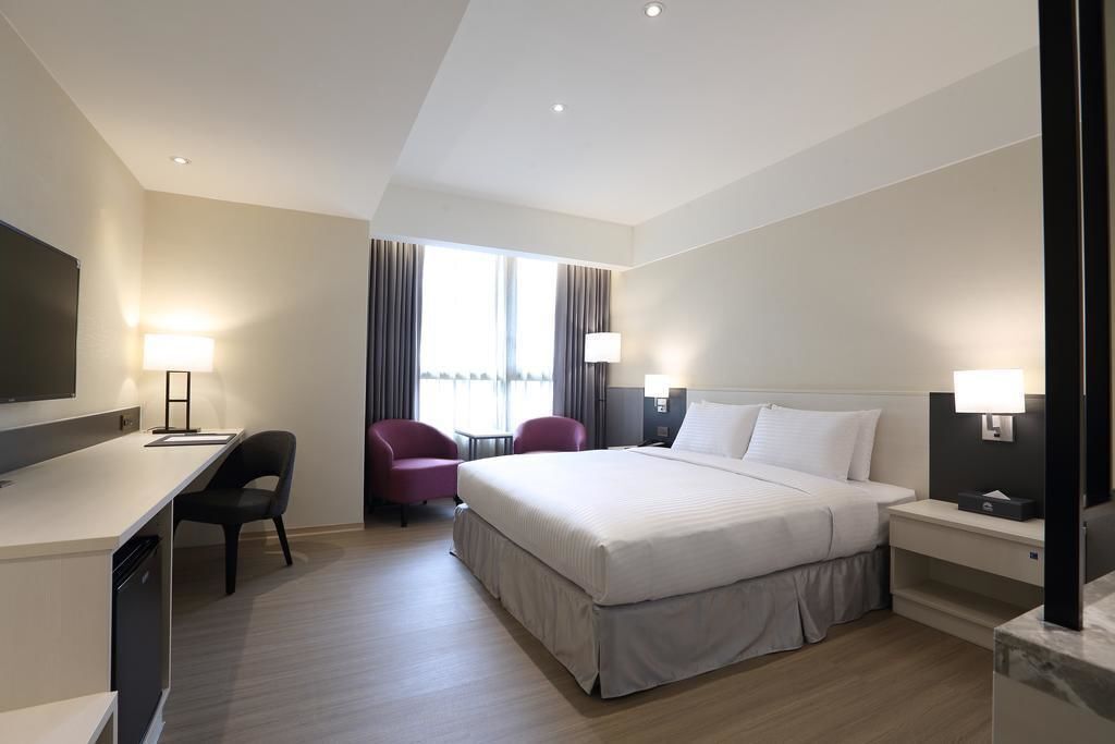 办公桌、笔记本电脑工作区、遮光窗帘、隔音