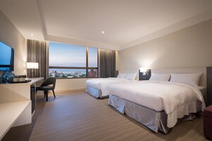 Quarto quádruplo família, 2 camas de casal, banheira | Vista do quarto