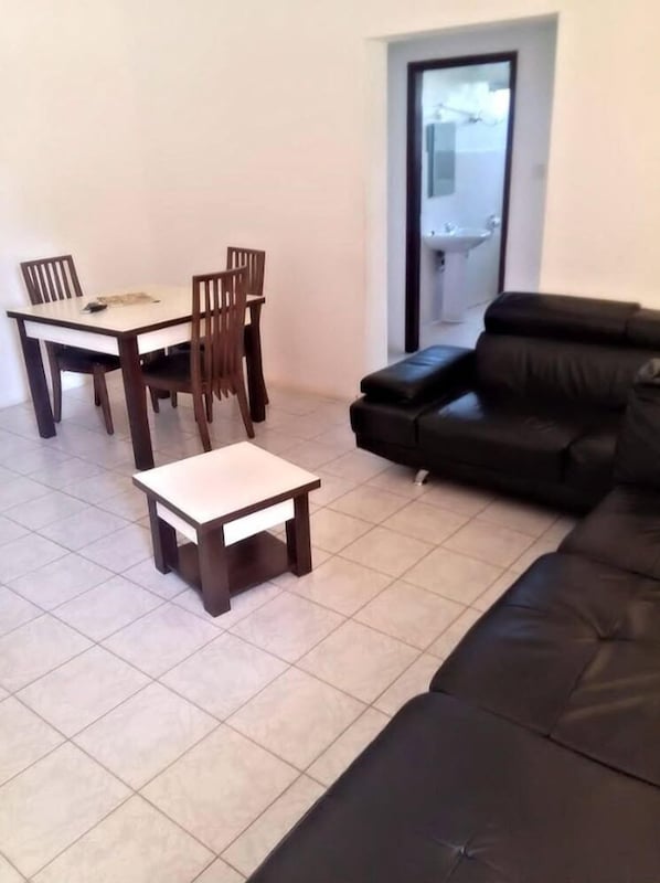 Executive-Suite | Wohnzimmer | 32-Zoll-Flachbildfernseher mit Satellitenempfang, Fernseher