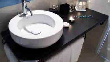 Douche, articles de toilette gratuits, sĂšche-cheveux, bidet