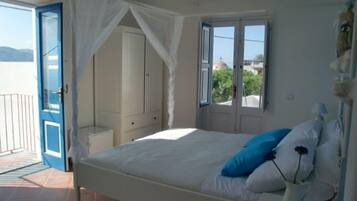 Kamar Double atau Twin Panorama, pemandangan laut | Brankas, tempat tidur lipat/tambahan, dan seprai linen