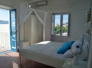 In-room safe, rollaway beds, bed sheets - SalinArte (Santa Marina Salina)