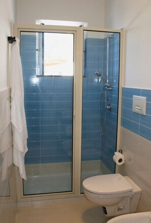 Camera panoramica con letto matrimoniale o 2 letti singoli, vista mare | Bagno | Doccia, set di cortesia gratuito, asciugacapelli, bidet