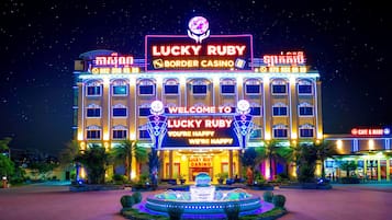 Mặt tiền nơi lưu trú - ban đêm