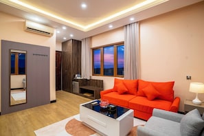 Elite Room | Living room | 32-inch flat-screen TV with digital channels