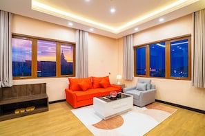 Elite Room | Living area | 32-inch flat-screen TV with digital channels